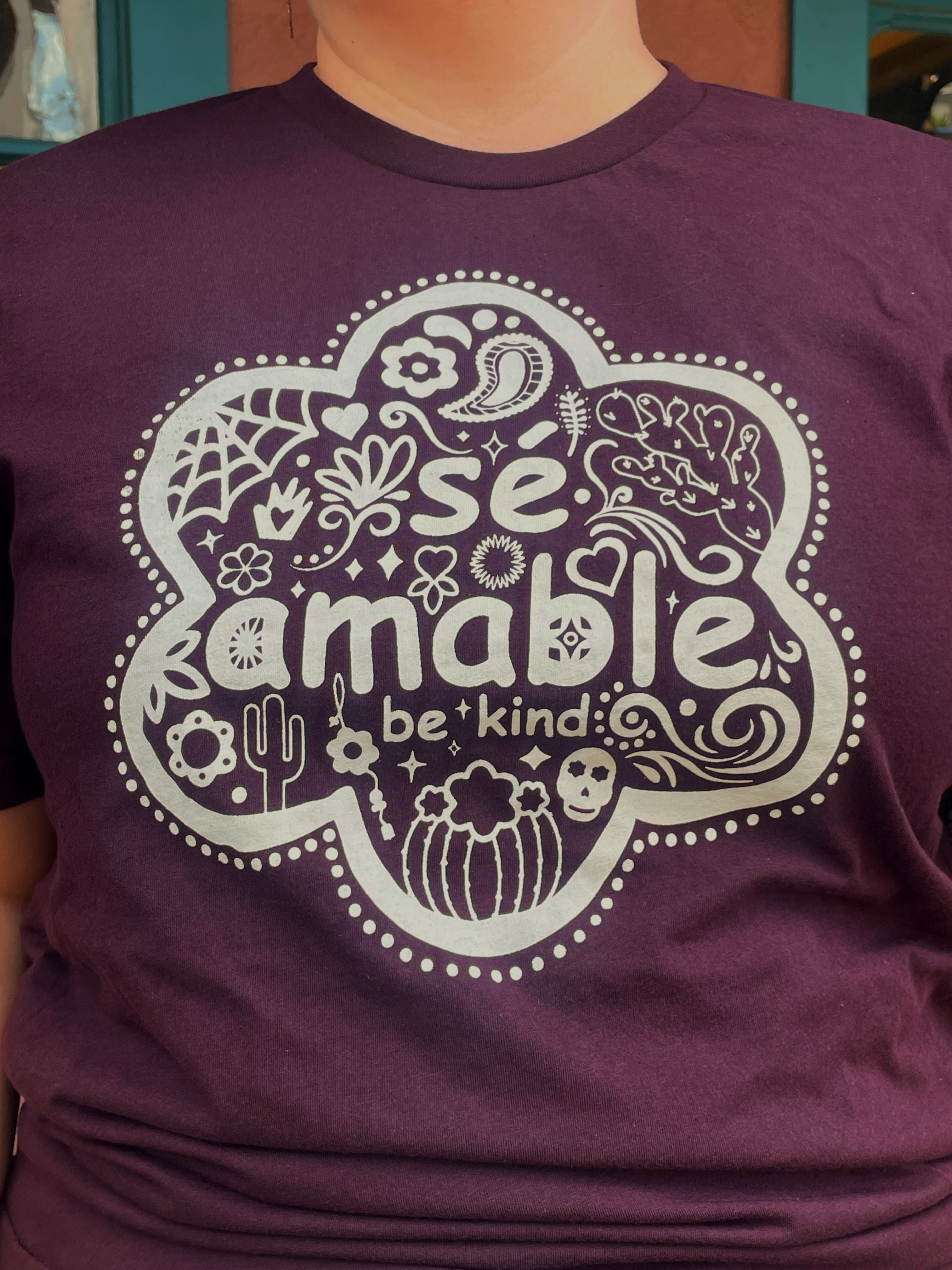 Sé Amable Unisex Tee - Oxblood